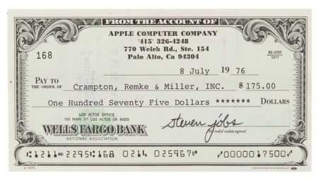 Steve Jobs imzalı yarım asırlık Apple çeki, açık artırma ile satışa çıktı